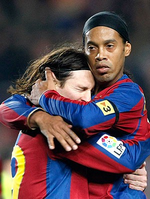 Ronaldinho Gaucho e Messi no Barcelona (Foto: Reuters)