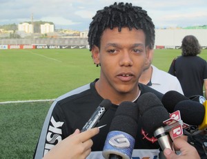 Romarinho dá entrevistas no Corinthians (Foto: Diego Ribeiro / globoesporte.com)