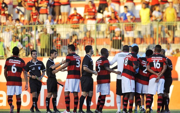 jogadores reclamam flamengo x duque de caxias (Foto: Dhavid Normando/Futura Press/Agência Estado)