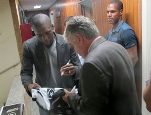 Julgamento Seedorf - Seedorf dando autógrafo (Foto: Fábio Leme)