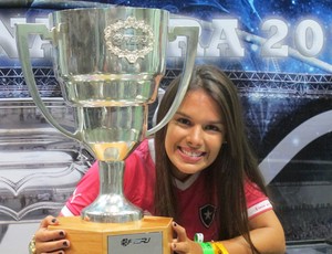 Fernanda Maia gandula Botafogo com a Taça (Foto: Thales Soares)