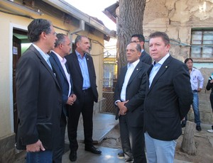 Deputados visitam torcedores presos na Bolivia (Foto: Leandro Canônico)