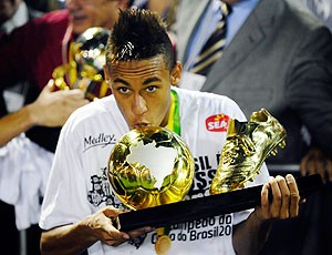 Neymar com troféu na final da Copa do Brasil (Foto: Marcos Ribolli / GLOBOESPORTE.COM)