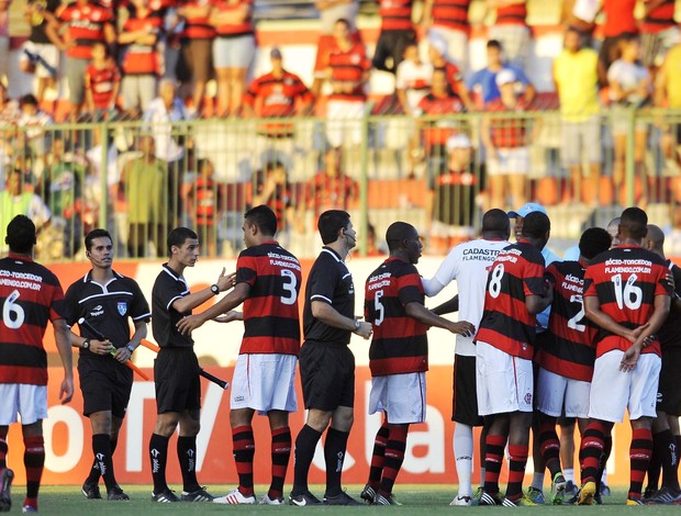 jogadores reclamam flamengo x duque de caxias (Foto: Dhavid Normando/Futura Press/Agência Estado)