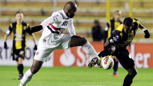 Edson, Strongest x São Paulo (Foto: Reuters)