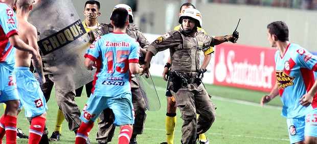 confusão jogo Atlético-MG Arsenal Sarandi policia (Foto: EFE)