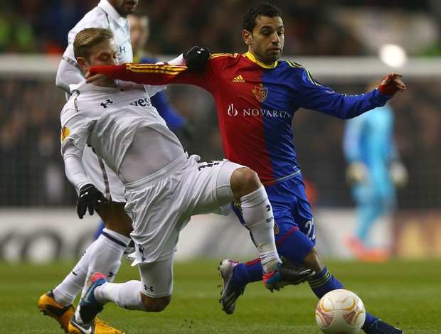 Lewis Holtby e Mohamed Salah, Tottenham x Basel (Foto: Getty Images)