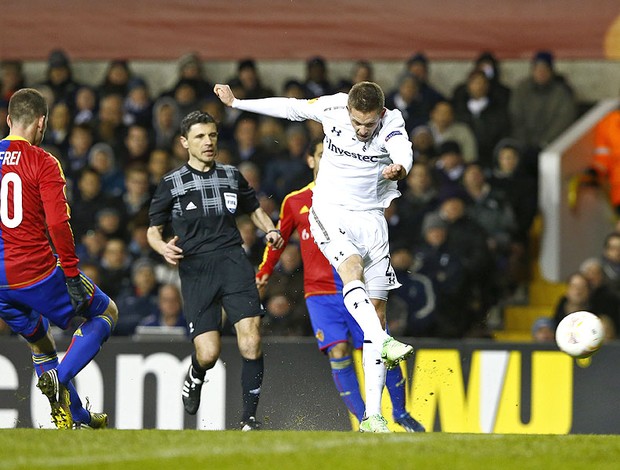 Hotspur Gylfi Tottenham jogo Basel  (Foto: EFE)