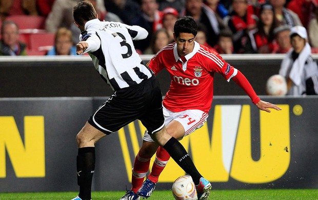 Andre Almeida jogo Benfica e Newcastle (Foto: Reuters)