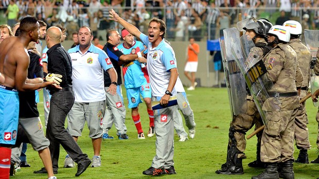 confusão jogo Atlético-MG Arsenal Sarandi policia (Foto: AFP)