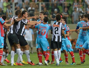 Confusão, Atlético-MG x Arsenal Srandi (Foto: AFP)