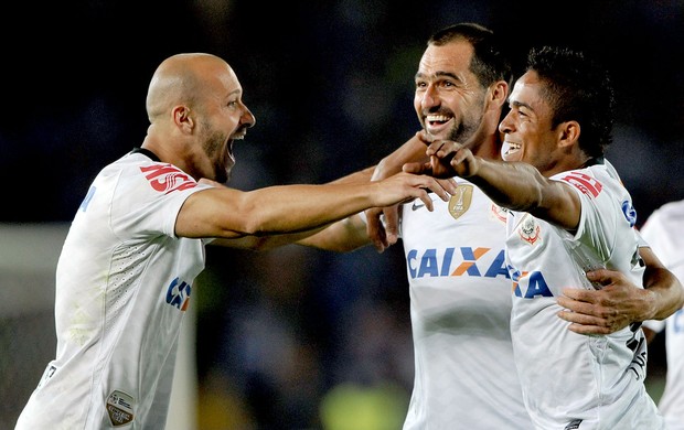 Danilo comemoração jogo Corinthians Millonarios Libertadores (Foto: AFP)