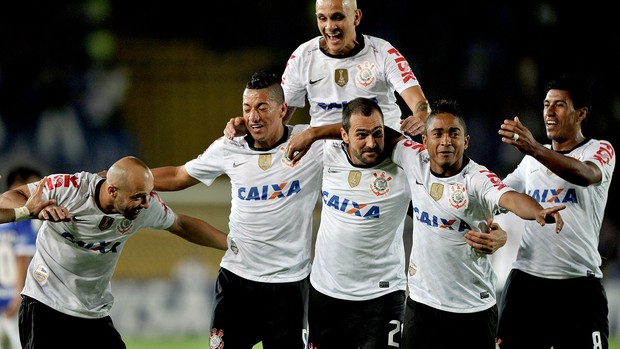 Danilo comemoração jogo Corinthians Millonarios Libertadores (Foto: AFP)