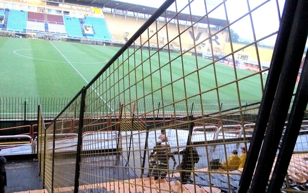 estádio Raulino de Oliveira divisórias torcida (Foto: Thales Soares )