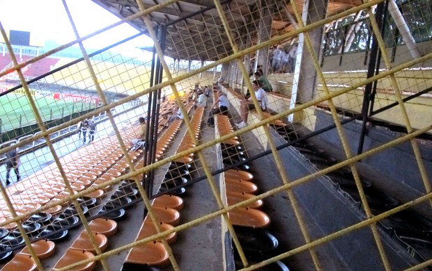 estádio Raulino de Oliveira divisórias torcida (Foto: Thales Soares )