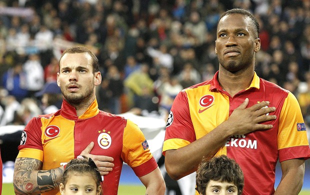 Drogba e Sneijder jogo Galatasaray Real Madrid (Foto: EFE)