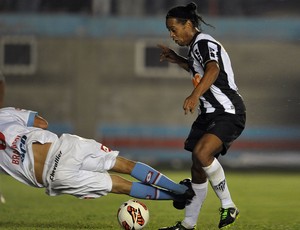 ronaldinho gaucho entrada violenta (Foto: Juani Joncorini/Brazil Photo Press/Agência Estado)