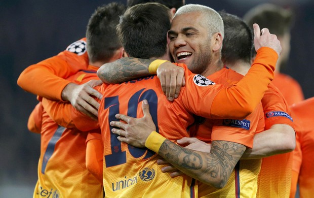 Lionel Messi Daniel Alves Barcelona (Foto: Reuters)