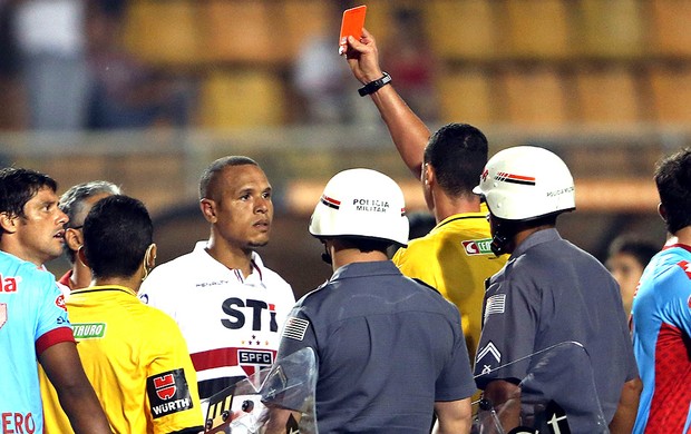 Luis Fabiano recebe o cartão vermelho no final da partida do São Paulo (Foto: JF Diorio / Ag. Estado)