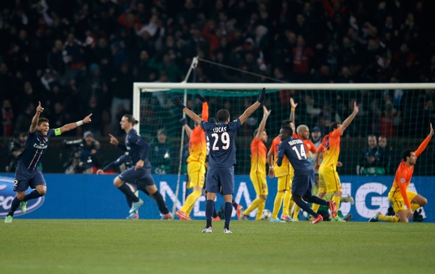 Ibrahimovic gol PSG x Barcelona (Foto: AP)