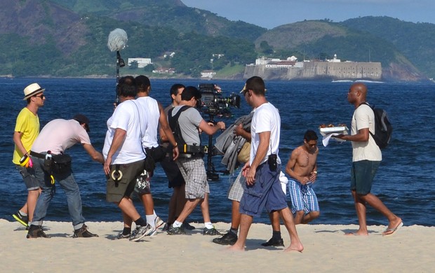 MMA anderson silva vendendo camarão na praia (Foto: Ivan Raupp)