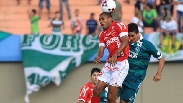 Patric disputa bola com Valmir Lucas no Serra Dourada (Foto: Renato Conde / O Popular)