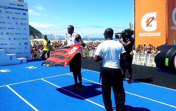 Usain bolt copacabana bandeira flamengo (Foto: Lydia Gismondi)