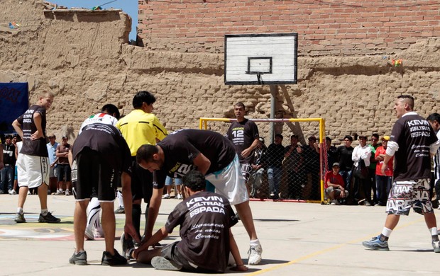 torcedores do corinthians prisão de San Pedro Oruro (Foto: Agência Reuters)