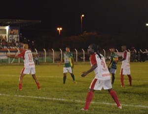 Baltazar, zagueiro do Vilhena, no jogo contra o Ariquemes (Foto: Jonatas Boni)