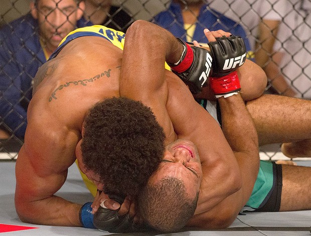 Tiago Alves luta Cleiton Foguete TUF Brasil  (Foto: Divulgação / TUF)