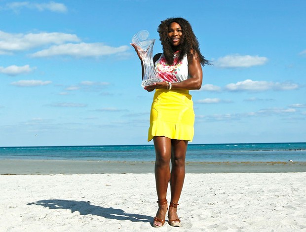 Serena Williams posando praia troféu (Foto: Reuters)