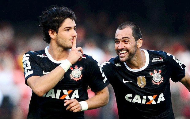 Pato gol Corinthians São Paulo (Foto: Marcos Ribolli / Globoesporte.com)