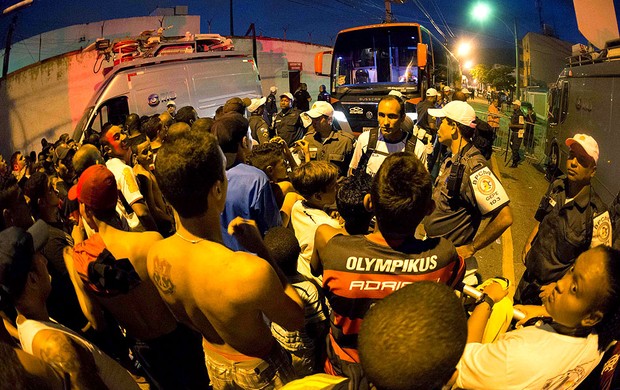 torcida Flamengo ônibus confusão  (Foto: Rudy Trindade / Ag. Estado)