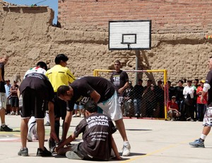 torcedores do corinthians prisão de San Pedro Oruro (Foto: Agência Reuters)