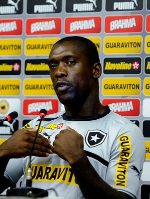 Seedorf botafogo coletiva (Foto: Marcelo Cortes / Agência Estado)