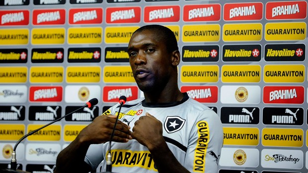 Seedorf botafogo coletiva (Foto: Marcelo Cortes / Agência Estado)