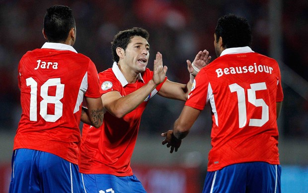 Gonzalo Jara, Jose Rojas e Jean Beausejour gol Chile x Uruguai (Foto: Reuters)