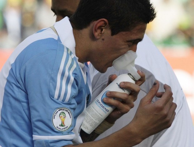 Di Maria com oxigênio na Bolíivia (Foto: Reuters)