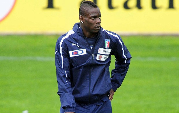 Balotelli treino Itália (Foto: EFE)