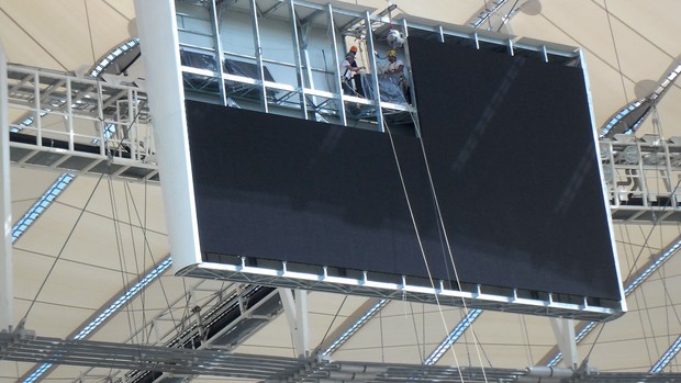 Instalação do placar eletrônico do Maracanã (Foto: Globoesporte.com)