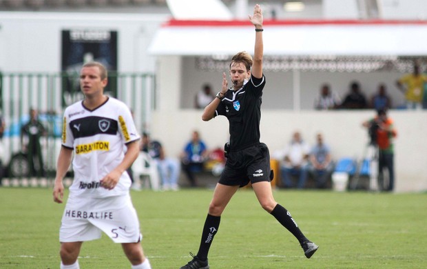 Marcelo Mattos, árbitro, Madureira x Botafogo (Foto: Luciano Belford/Agência Estado)