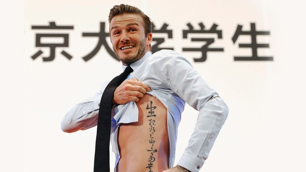 David Beckham exibe sua tatuagem  (Foto: Agência Reuters)