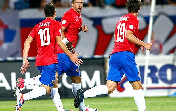 Kolarov, Dusan Tadic, Filip Djuricic, Sérvia x País de Gales (Foto: Agência Reuters)