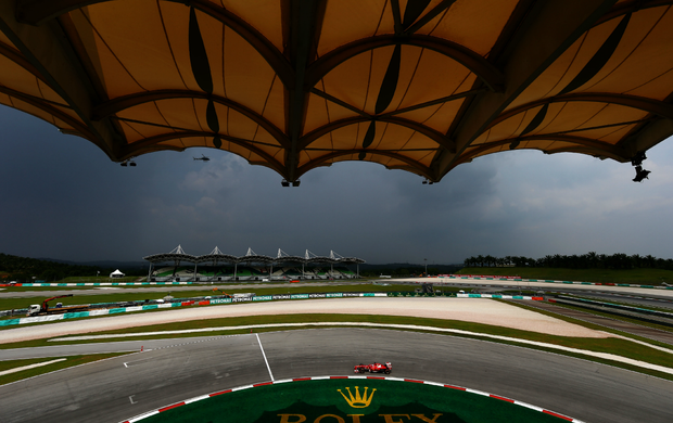 Fernando Alonso sob as ameaçadoras nuvens que cercavam o circuito de Sepang (Foto: Getty Images)