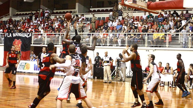 jogo basquete Joinville x Flamengo NBB (Foto: Jackson Nassler / Divulgação)