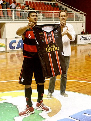 Shilton homenagem basquete jogo Joinville x Flamengo (Foto: Jackson Nassler / Divulgação)