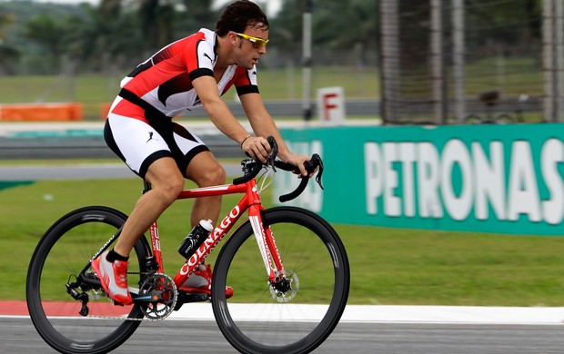 fernando alonso anda de bicicleta no circuito de Sepang GP da Malásia (Foto: Agência Reuters)