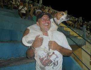 Cachorro entre os torcedores no jogo São Mateus x Desportiva (Foto: Divulgação/AASM)