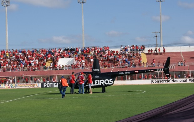 Vencedores de promoção realizada pelo América-RN chegaram ao estádio de helicóptero (Foto: Augusto Gomes)