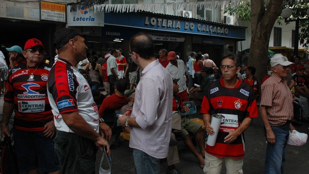 Torcedores do Campinense, título da Copa do Nordeste, calçadão (Foto: Lucas Barros / Globoesporte.com/pb)